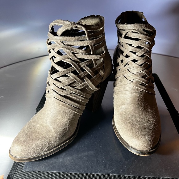 Strappy Weaver Fergilicious Taupe Booties, size 10M - Picture 6 of 15